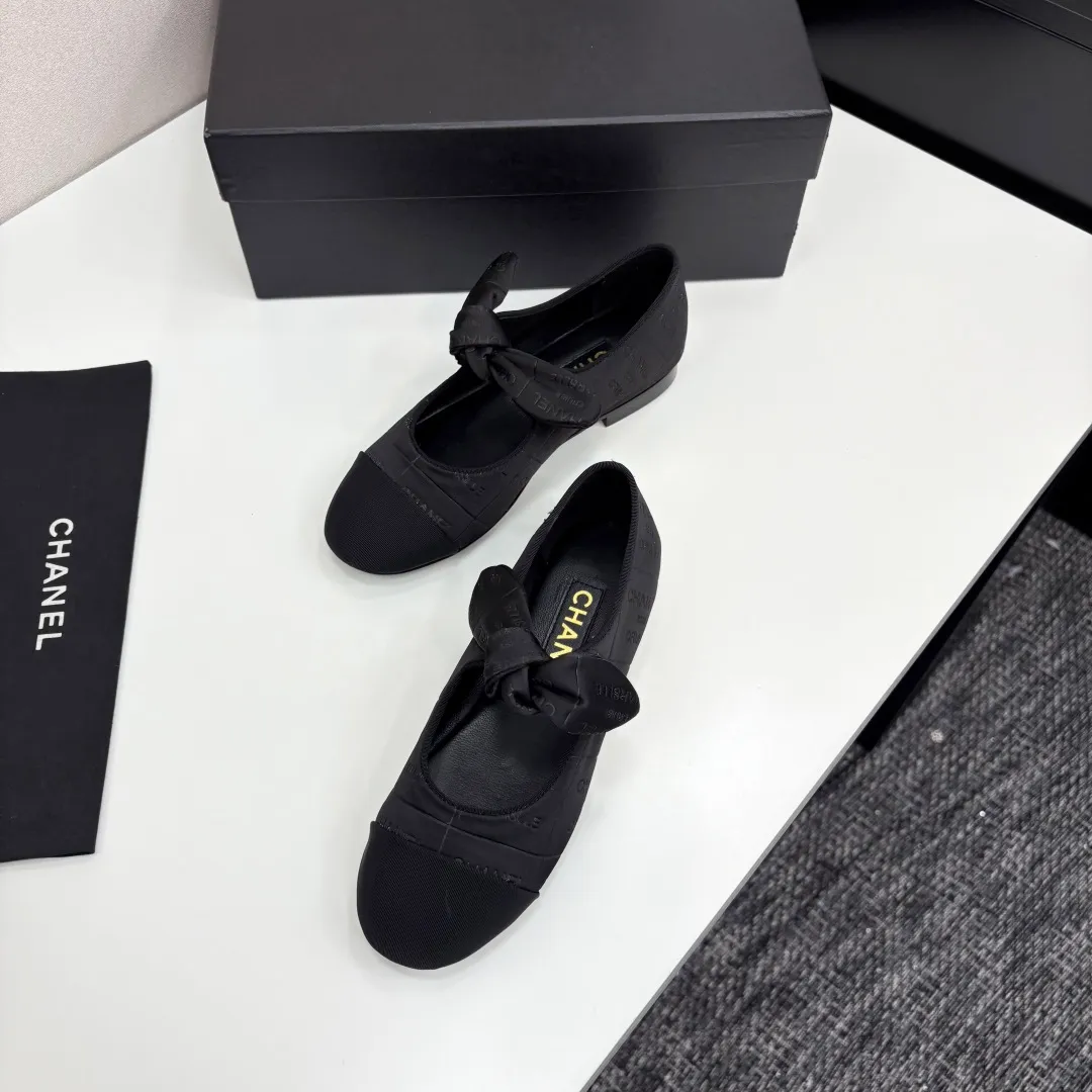 👟👟Ex-factory price 600👟👟 CHANEL Chanel Little Fragrance Style 2025C Early spring Milan catwalk style super hot bow Mary Jane shoes, bunny ear shoes, Xiaoxiang C’s super sexy pair of flat shoes, they are very good when worn alone with small socks. The most beautiful Mary Jane shoes of the year are paired with playful bows, the cuteness and playfulness are just right, and she has the feeling of being a wealthy daughter. Upper: Original logo cloth Inner foot pad: Sheepskin Sole: Italian genuine leather sole